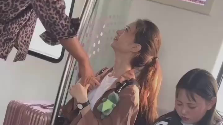 男友比较丑女友比较漂亮,都会被人认为这个男的很有钱吗?